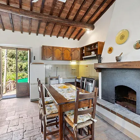 Elegant 2-bedroom In Tuscan بيت للعطل